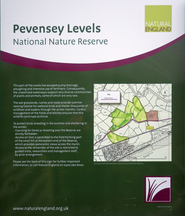 Plakat mit Text und einer Karte der Pevensey Levels National Nature Reserve in Blau- und Grüntönen, die natürliche Bereiche und Zugangspunkte anzeigen.