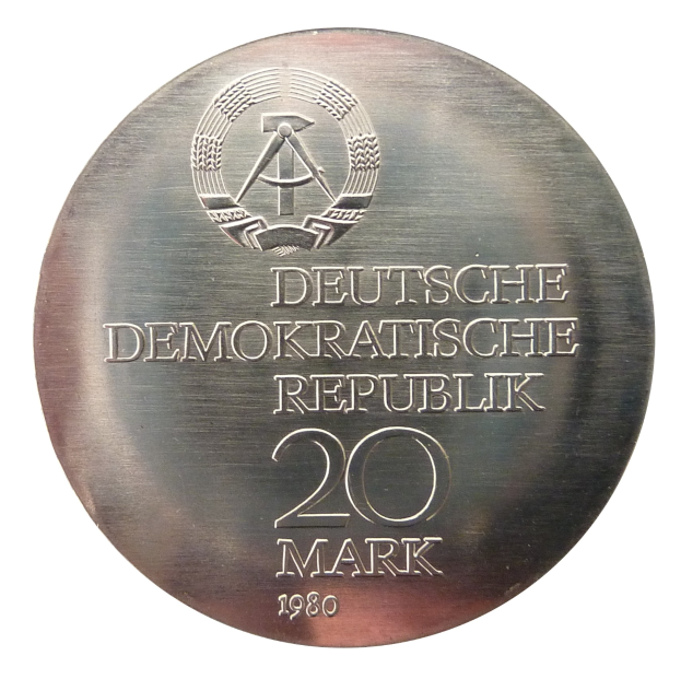 Eine Silbermedaille mit der Aufschrift "Deutsche Demokratische Republik" auf weißem Hintergrund.