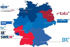 Eine Deutschlandkarte mit Bundesländern in rot und blau, die die Ergebnisse der Wahl 2016 zeigen, einschließlich Text mit Kandidatennamen und dem Wahldatum.