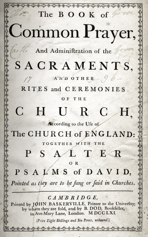 Ein altes Buch mit dem Titel "The Book of Common Prayer and Administration of the Sacraments, Rites and Ceremonies of the Church of England" liegt aufgeschlagen auf einer Seite mit schwarzem Text.