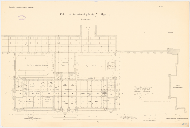 Ein detaillierter Grundrissplan des Bremer Museums mit zahlreichen Fenstern und begleitendem Text zur Beschreibung des Gebäudelayouts.