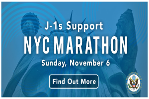 Ein Plakat, das den NYC Marathon bewirbt, mit dem Text "j-1s unterstützt NYC Marathon" und dem Logo des Events, das am Sonntag, den 6. November stattfindet.