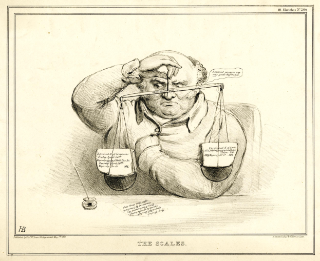 Ein Mann in Anzug sitzt an einem Tisch mit einer Waage davor und schaut konzentriert auf Papiere mit Text und Zahlen.