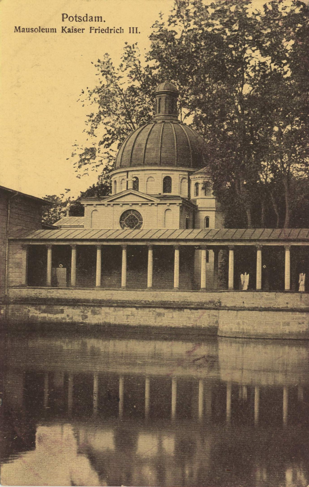 Alte Fotografie eines Kuppelgebäudes mit der Beschriftung "Potsdam Mausoleum Kaiser Friedrich III" umgeben von Bäumen und Wasser.