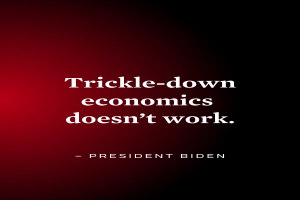 Ein Plakat mit fetter, schwarzer Schrift auf einem weißen Hintergrund, das von einem schmalen schwarzen Rand eingerahmt ist und den Satz 'Trickle-Down Economics Works Not' enthält und von einem Zitat des Präsidenten Biden begleitet wird.