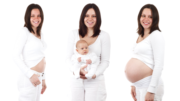 Drei schwangere Frauen, die strahlend stehen und eine ein Baby hält, vor einem hellen weißen Hintergrund.
