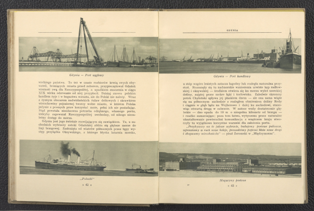 Offenes Buch mit historischen Schiffsdarstellungen und begleitendem Text, das auf einer Oberfläche liegt.