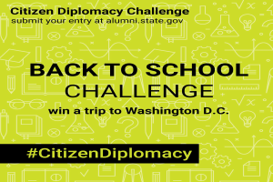 Ein Plakat mit fetter schwarzer Schrift, das "Rückkehr zur Schulherausforderung: Gewinne eine Reise nach Washington D.C." auf einem weißen Hintergrund zeigt, mit einer bunten Illustration eines lächelnden Schülers mit einem Rucksack vor einem Schulgebäude.