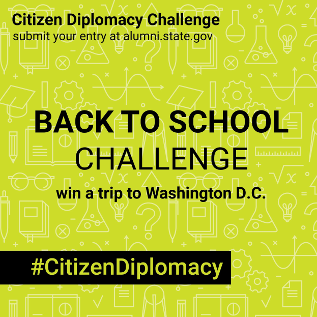 Ein Plakat mit fetter schwarzer Schrift, das "Rückkehr zur Schulherausforderung: Gewinne eine Reise nach Washington D.C." auf einem weißen Hintergrund zeigt, mit einer bunten Illustration eines lächelnden Schülers mit einem Rucksack vor einem Schulgebäude.