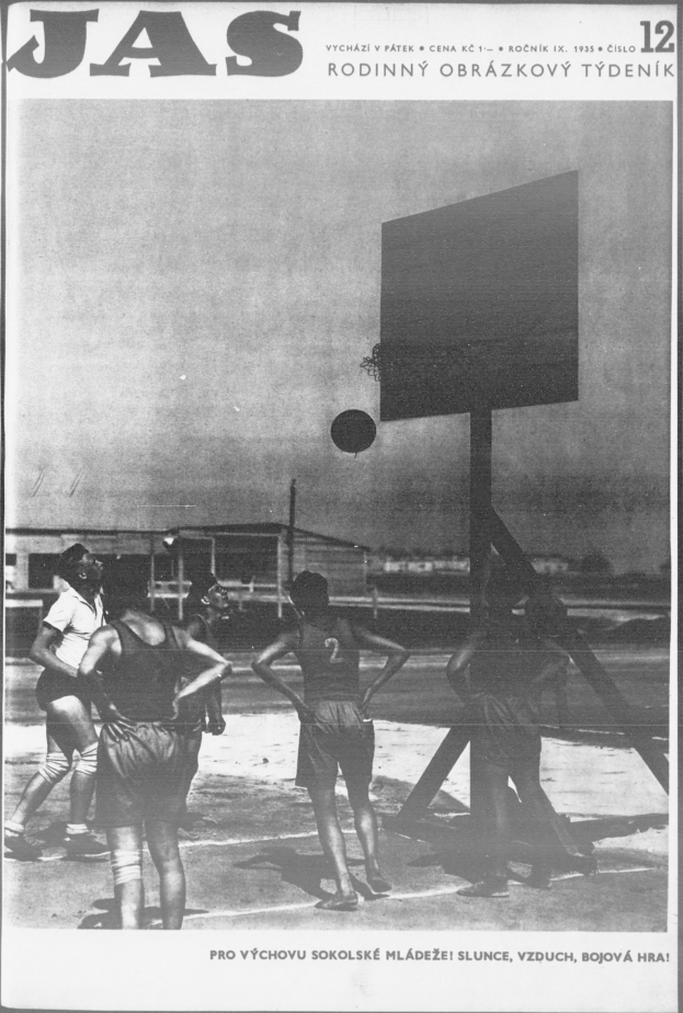 Schwarzes und weißes Foto einer Gruppe von Menschen, die Basketball auf einem Platz spielen, mit einem Basketballkorb im Hintergrund und einem Gebäude in der Ferne, aus Jas Magazine, Ausgabe 12, Nummer 12, 1955.