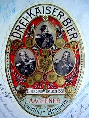 Altes deutsches Bieretikett namens "Drei Kaiser Bier" mit drei Männern in traditioneller Kleidung, einer hält eine Bierflasche, mit Unterschriften unten auf einem hellblauen Hintergrund.