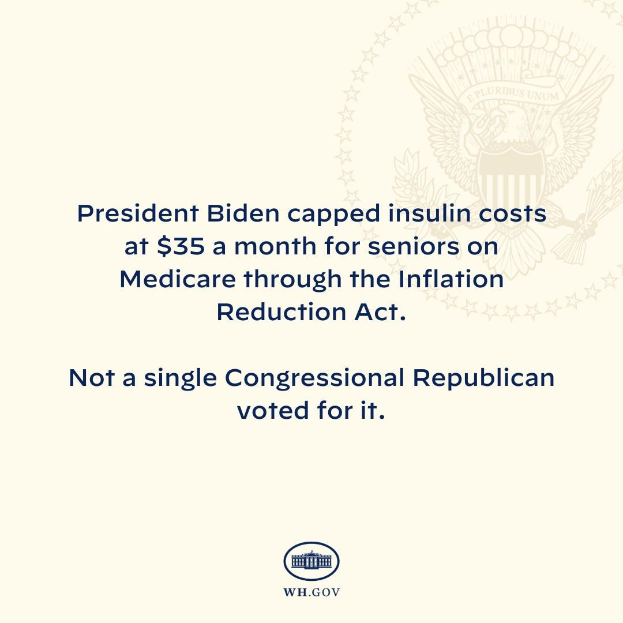 Ein Plakat mit Logo und Text, auf dem steht: "Präsident Biden beschränkte die Insulin-Kosten auf 35 Dollar pro Monat für Senioren mit Medicare durch das Inflation Reduction Act."