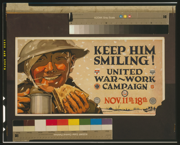 Eine Person in militärischer Uniform lächelt, während sie eine Tasse hält, mit fetter weißer Schrift, die "Keep Him Smiling - United War-Work Campaign" gegen einen schwarzen Hintergrund liest.