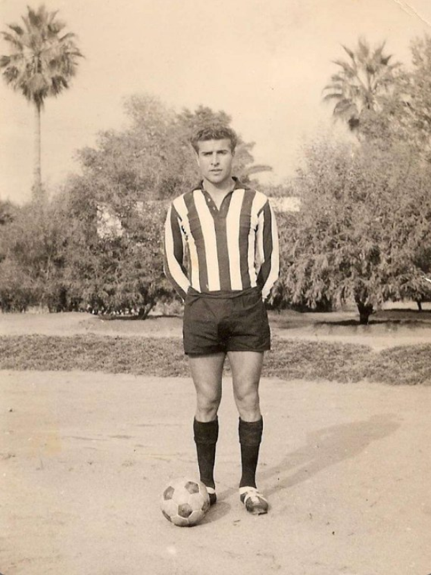 Schwarzes und weißes Foto eines älteren Mannes, der einen Füüball äußerhaltert