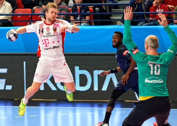 Mannschaft von Männern, die Handball auf einem Platz während des Futsal-Weltmeisterschaftsspiels 2019 zwischen Bayern München und Paris Saint-Germain spielen, mit Zuschauern im Hintergrund.