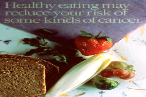 Ein Plakat mit dem Text "gesunde Ernährung kann Ihr Risiko für bestimmte Krebsarten verringern" und Bilder von einem Brotstück, einer Erdbeere und ein paar Trauben.