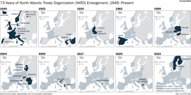Eine Karte, die die 73-jährige Erweiterung der Nordatlantischen Vertragsorganisation (NATO) von 1949 bis heute darstellt, unterteilt in Regionen, die verschiedene Jahre der Erweiterung repräsentieren, mit informativem Text oben.