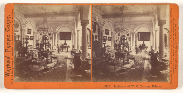 Vintage-Fotografie eines Wohnzimmers mit antiken Möbeln, einschließlich Stühlen, Tischen und Kronleuchtern, gerahmten Bildern an Wänden und Säulen sowie verblasstem Text-Overlay.