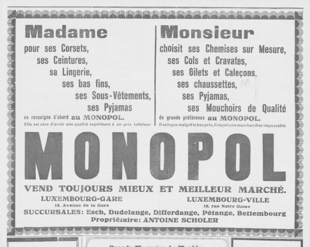 Ein Monopoly-Brettspiel auf einem Tisch mit verstreuten Karten, Papieren und einem Bleistift um das Spielbrett herum.