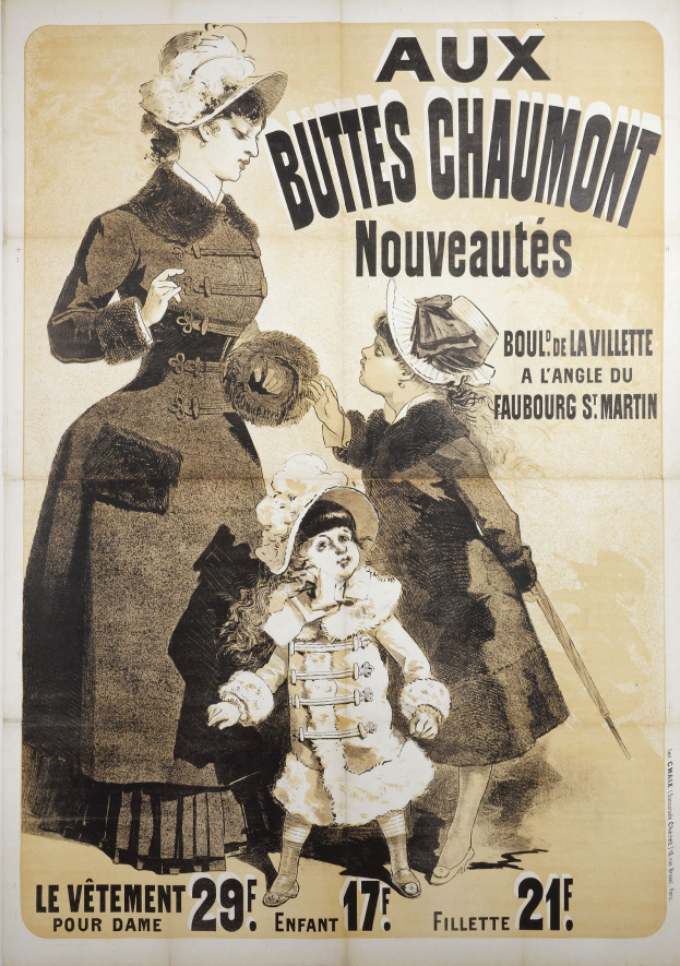 Ein Mode-Show-Plakat, das eine Frau in einem langen, hochgeschlossenen Kleid mit langen Ärmeln und ein Kind in einem passenden Kleid und Hut zeigt, die beide mit den Armen umeinandergelegt posieren.