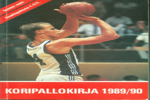 Ein Mann in einem Basketballtrikot schießt vor einer Menge einen Basketball, mit dem Text "Koripallokirja 1989/90" unten.