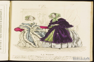 Mode-Illustration aus einem 18. Jahrhundert Buch namens "La Mode", das zwei Frauen in eleganten Kleidern zeigt, eine sitzend und eine stehend, mit detaillierten Frisuren und leuchtenden Farben.