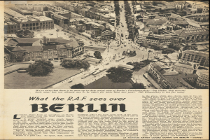 Schwarz-weiß-Fotografie eines alten Zeitungsartikels mit einer Stadtansicht, die Gebäude, Bäume und Fahrzeuge zeigt, sowie Text.
