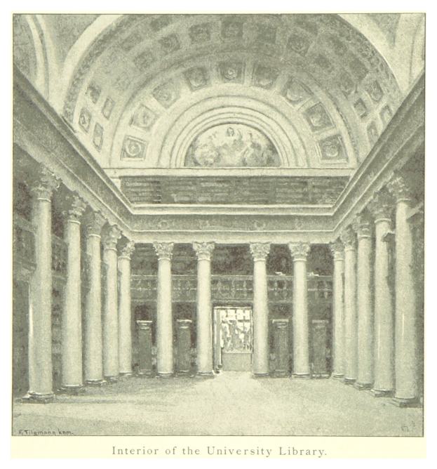 Innenansicht einer Universitätsbibliothek mit beeindruckenden Säulen und detaillierten Deckenmustern, mit Text am unteren Rand, der das Ästhetik verbessert.
