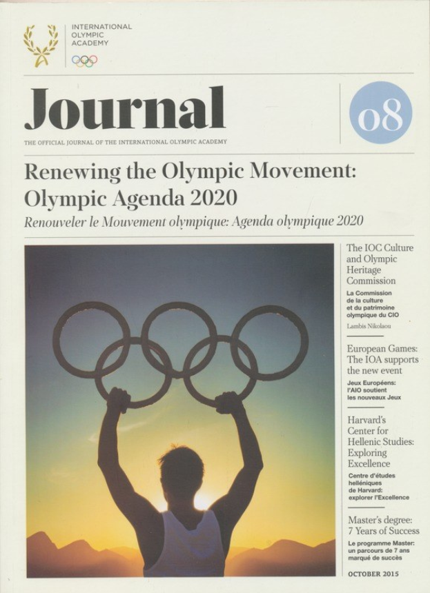 Person, die die Olympischen Ringe hält, trägt ein weißes Hemd und blaue Shorts und hat "Olympische Agenda 2020" und "Olympische Bewegung erneuern" auf einem Blatt Papier vor sich, vor einem hellblauen Himmel mit weißen Wolken und Sonne.