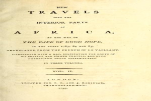 Ein altes Buch mit dem Titel "Neue Reisen in die inneren Teile von Afrika, Band II" liegt auf und zeigt eine Textseite.