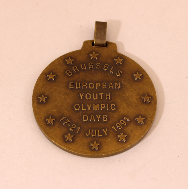 Bronzemedaille mit 'European Youth Olympic Days' eingraviert auf weißem Hintergrund.
