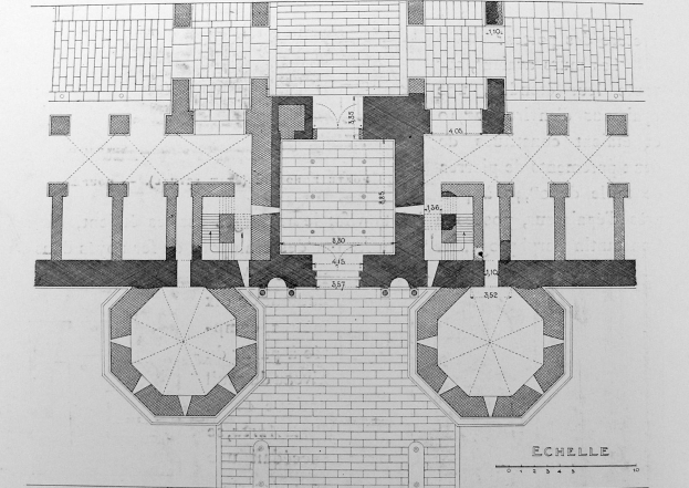 Schwarzes und weißes architektonisches Grundrissbild eines Gebäudes mit zahlreichen Fenstern, beschriftet als die Echelle-Schule der Architektur, das detaillierte Raum- und Flurpläne zeigt.