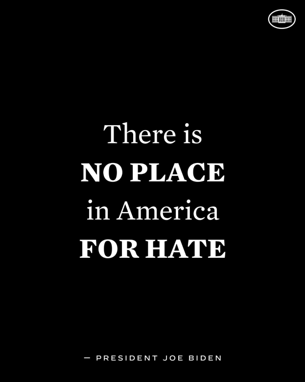 Schwarzer Hintergrund mit fetter weißer Schrift, die "Es gibt keinen Platz für Hass in Amerika" lautet und Präsident Joe Biden zugeschrieben wird.