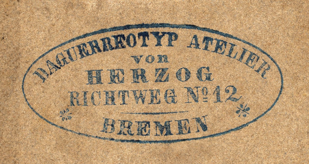 Ein brauner Papiertüte mit einem blauen Stempel, auf dem 'Bremen' steht.