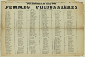 Gelbliches altes Buchblatt mit einer Liste von Frauenhäftlingsnamen in zwei Spalten in schwarzer Tinte.