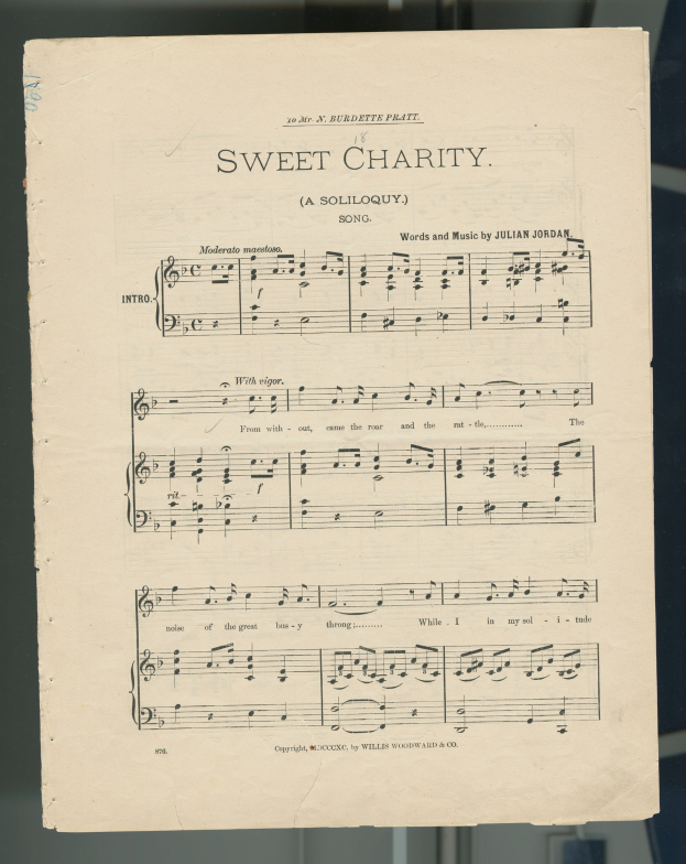 Alte Notenblätter für "Sweet Charity" mit Musiknoten und Symbolen auf einer Glasfläche.