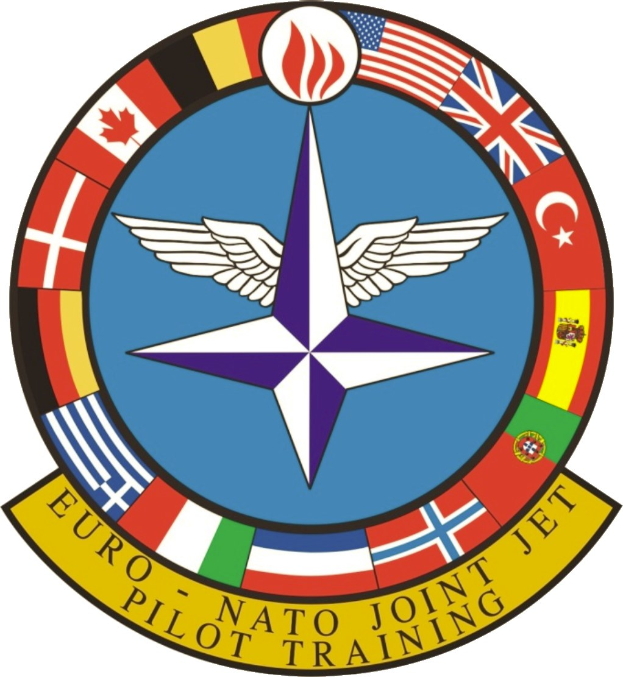Logo der NATO-Joint-Jet-Pilot-Ausbildung mit einem blauen Kreis mit einem weißen Stern in der Mitte, umgeben von vier farbigen Flaggen und der weißen Aufschrift 'NATO Joint Jet'.