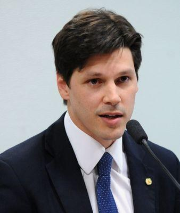 Ein Mann im Anzug spricht in ein Mikrofon, wahrscheinlich um ein vom Staat genehmigtes Gesetz zur Verbannung des Internets anzusprechen.