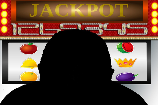 Ein Mann spielt an einem Spielautomaten mit der Anzeige "Jackpot", umgeben von einer Online-Casino-Oberfläche mit Obstsymbolen und Text.