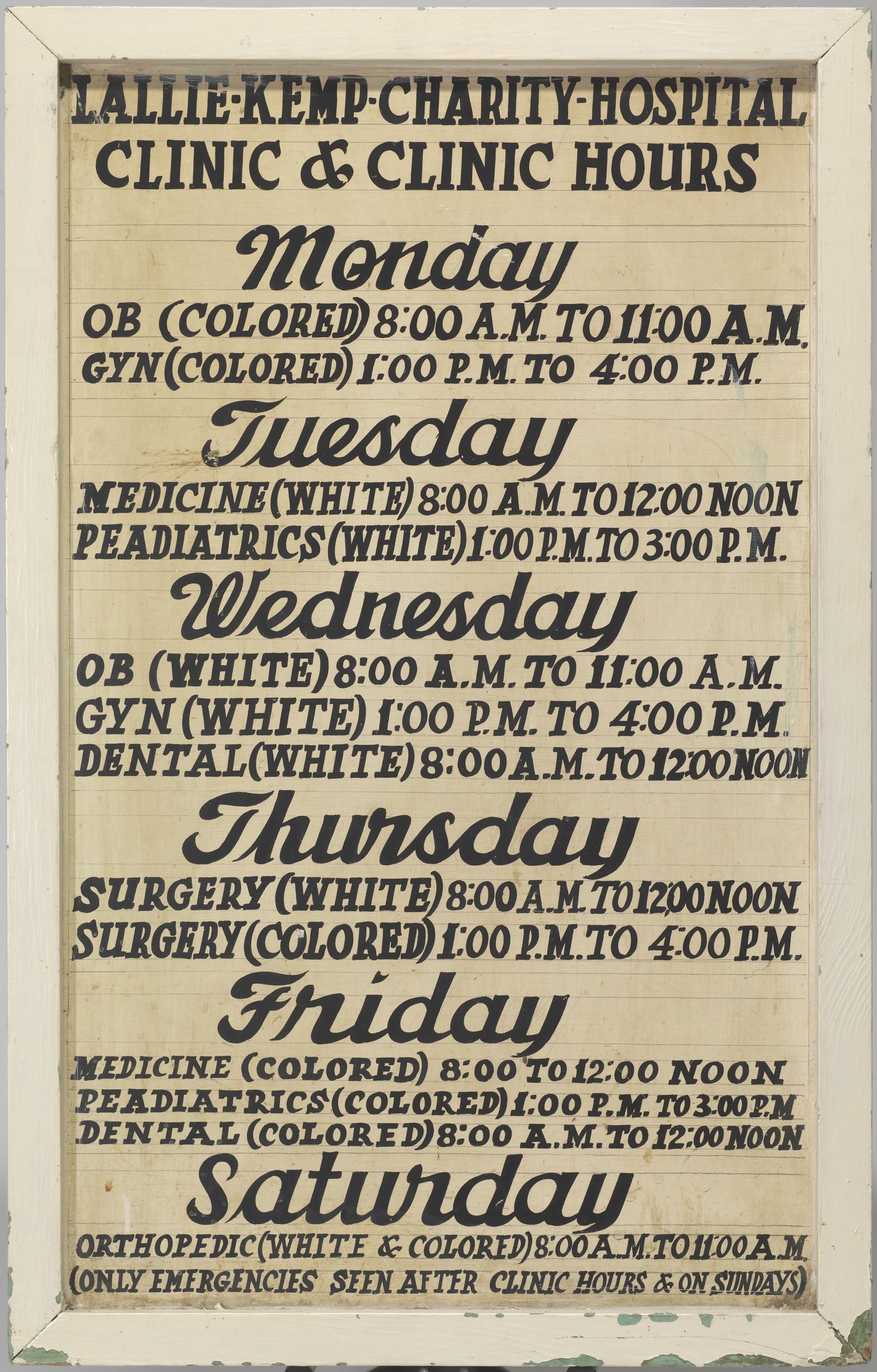 Plakat mit dem Text "Lallie Kemp Charity Hospital Clinic & Clinic Hours", das die Klinik und ihre Öffnungszeiten bewirbt.