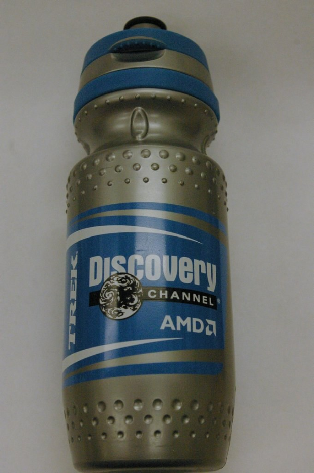 Eine klare Plastikflasche, auf der "Entdeckung" steht.