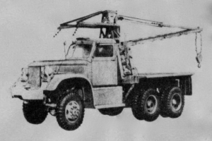 Ein Schwarz-Weiß-Foto eines großen, vierrädrigen Lkw mit einem Kran auf der Ladefläche, der als erstes Schwerlastfahrzeug gilt.