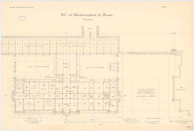 Grundriss des Bremer Museumsgebäudes mit zahlreichen Fenstern und begleitendem Text auf Papier.