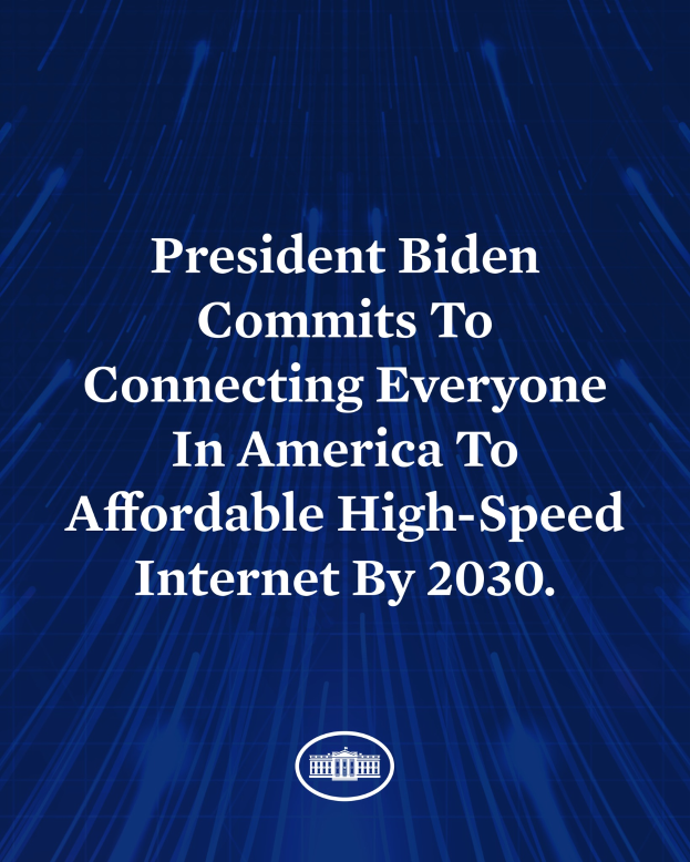 Ein blauer Hintergrund mit weißer, zentrierter Schrift, die "Präsident Biden setzt sich dafür ein, bis 2030 jeden Amerikaner mit erschwinglichem High-Speed-Internet zu verbinden."