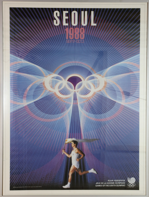 Eine Person, die mit den Olympischen Ringen im Hintergrund läuft, und die Wörter "Olympische Spiele" quer über einem Plakat für die Olympischen Spiele 1988 in Seoul, Südkorea, geschrieben.