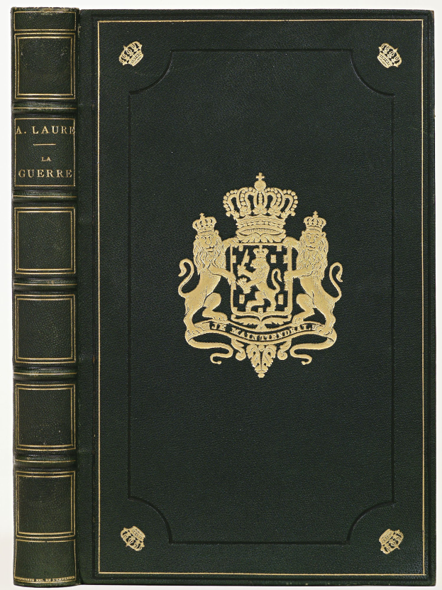 Schwarzes Gesetzbuch mit goldener Krone auf Cover, weißer Hintergrund.