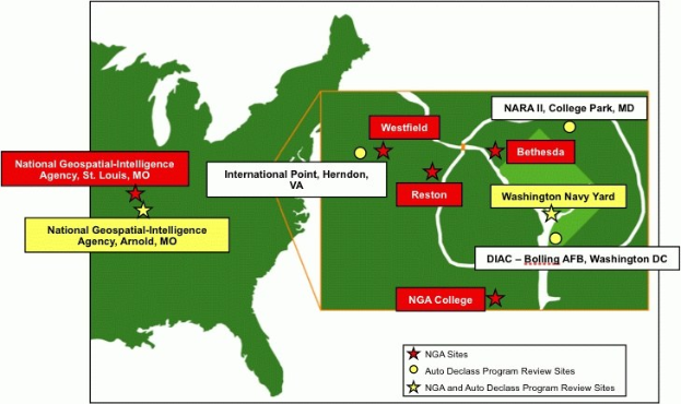 Eine detaillierte Karte der Vereinigten Staaten, die die Standorte der National Geospatial Intelligence Agency mit fettem, zentriertem Text hervorhebt.