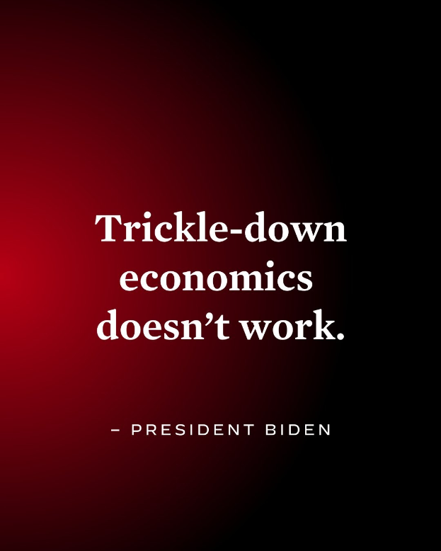 Plakat mit fetter schwarzer Schrift "Trickle-Down Economics Doesn't Work" auf einem weißen Hintergrund, eingerahmt von einem schmalen schwarzen Rand, begleitet von einem Zitat des Präsidenten Biden.