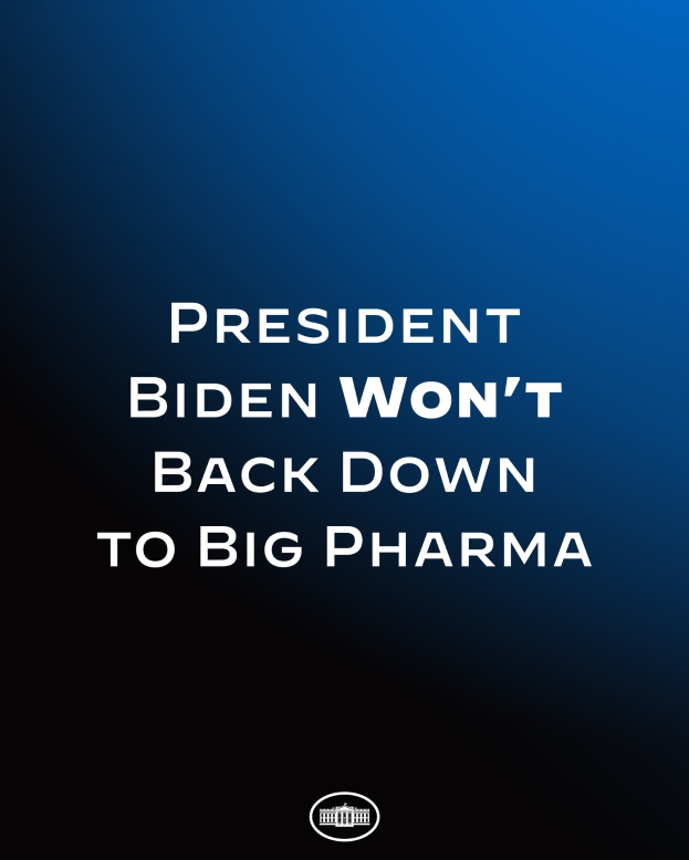 Blauer Hintergrund mit weißer Schrift, die "Präsident Biden gibt nicht nach Big Pharma" lautet, und einem Logo unten.