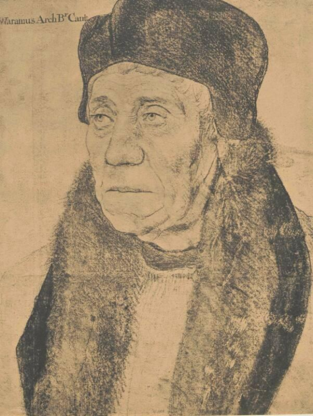 Eine ältere Frau mit schwarzem Hut und Nerzcape, die Haare zu einem Dutt gebunden, die Hönde gefaltet und mit einem sanften Ausdruck zur Seite schauend.